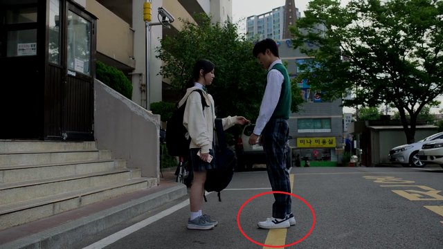지금 우리 학교는 속 신발 노출 장면
