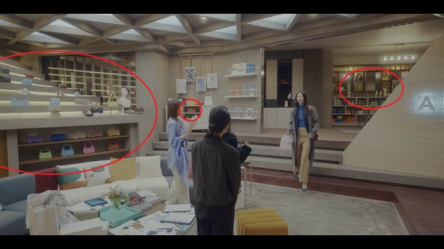 더 패뷸러스 쇼룸 씬 가방 노출 장면